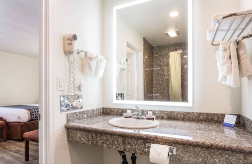 Munras Avenue Hotel | Rodeway Inn near Downtown Monterey