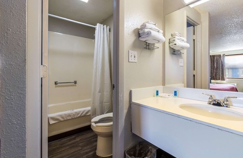 North Canton Hotel | Rodeway Inn Near Hall of Fame