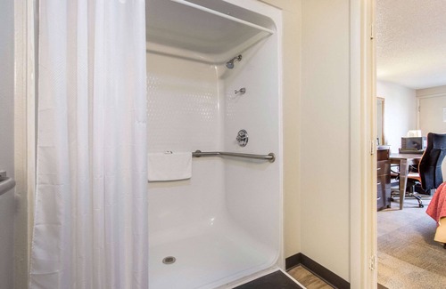 North Canton Hotel | Rodeway Inn Near Hall of Fame