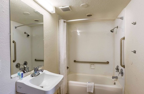 Metro North Corporate Park Hotel | Rodeway Inn Phoenix North I-17