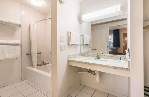 Pacific - Edison Hotel | Rodeway Inn Regalodge