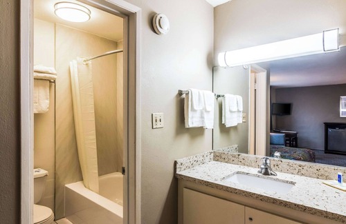 Pacific - Edison Hotel | Rodeway Inn Regalodge