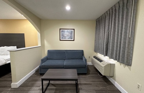 Brookhollow Hotel | Rodeway Inn & Suites Highway 290 Northwest