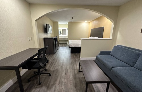 Brookhollow Hotel | Rodeway Inn & Suites Highway 290 Northwest