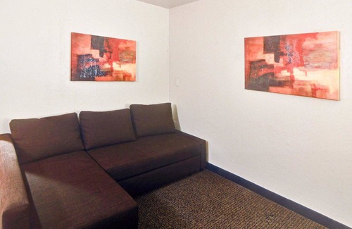 Lewisville Hotel | Rodeway Inn & Suites Lewisville I-35