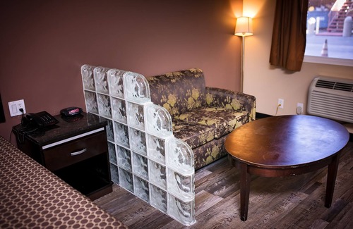Bellflower Hotel | Rodeway Inn & Suites