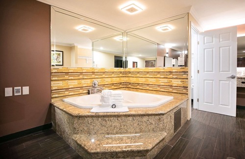 Bellflower Hotel | Rodeway Inn & Suites