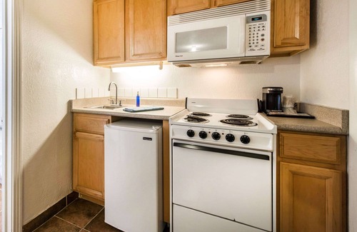 Central Colorado Springs Hotel | Rodeway Inn & Suites