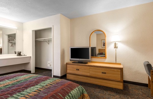 Central Colorado Springs Hotel | Rodeway Inn & Suites
