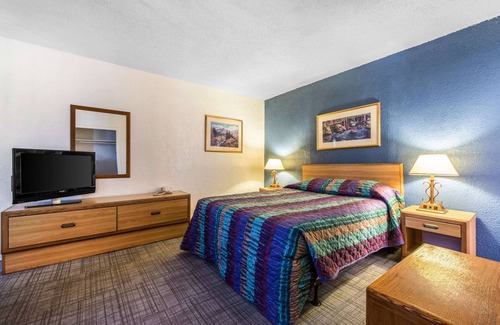 Central Colorado Springs Hotel | Rodeway Inn & Suites
