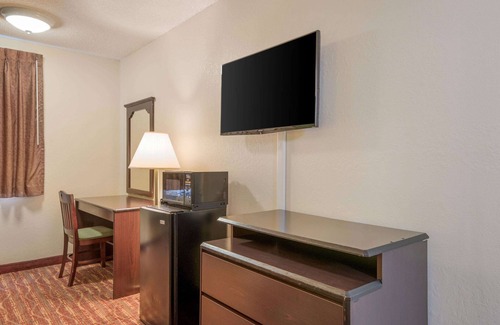 Benton Hotel | Rodeway Inn