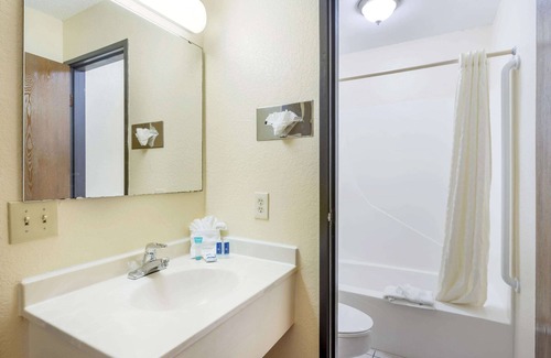 Benton Hotel | Rodeway Inn