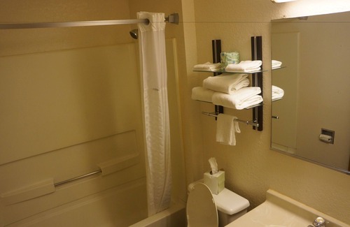 Delmont Hotel | Rodeway Inn