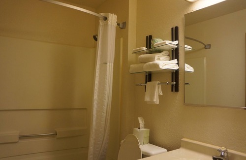 Delmont Hotel | Rodeway Inn