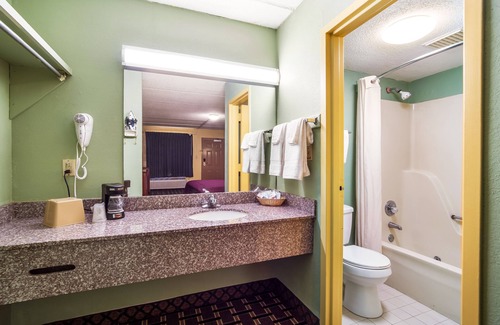 Greenwood Hotel | Rodeway Inn
