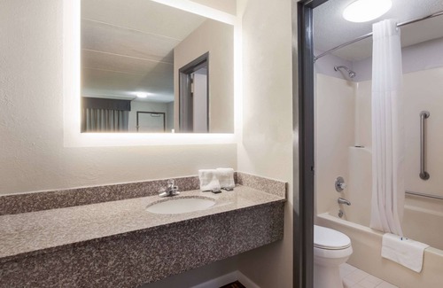 Greenwood Hotel | Rodeway Inn