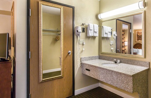 Lawton Hotel | Rodeway Inn