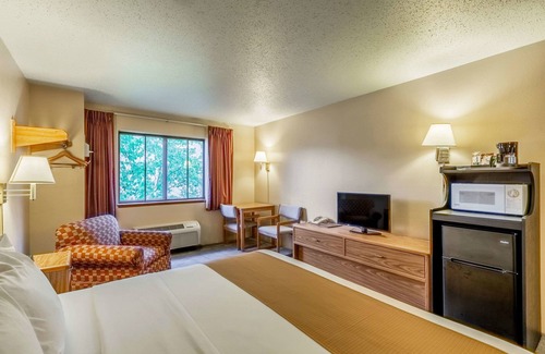 Rhinelander Hotel | Rodeway Inn