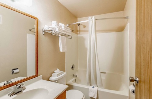 Rhinelander Hotel | Rodeway Inn
