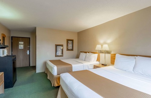Rhinelander Hotel | Rodeway Inn