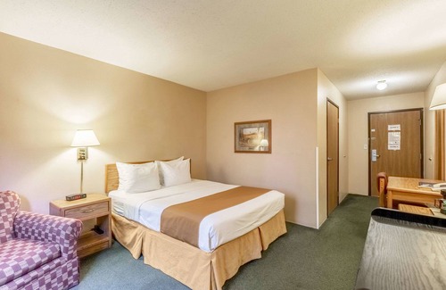 Rhinelander Hotel | Rodeway Inn