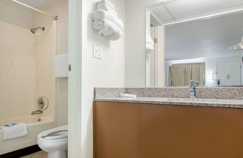 Sharonville Hotel | Rodeway Inn