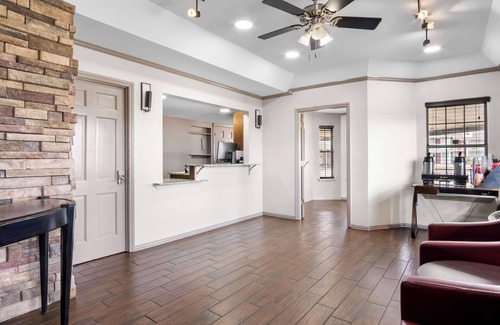 East Riverside Hotel | Rodeway Inn