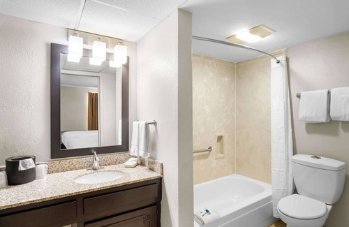 East Riverside Hotel | Rodeway Inn