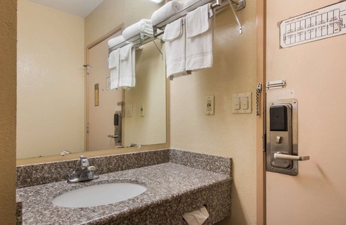 Wormleysburg Hotel | Rodeway Inn Wormleysburg - Harrisburg