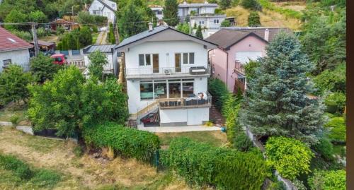 Raca Villa | Rodinná vila Raca pri lese s vyhladom