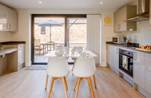 Moreton Valence Cottage | Roe Cottage