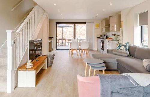 Moreton Valence Cottage | Roe Cottage