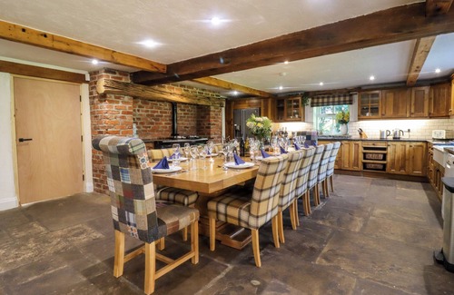 Clitheroe Cottage | ROE DEER COUNTRY RETREAT, family friendly, with hot tub in Clitheroe