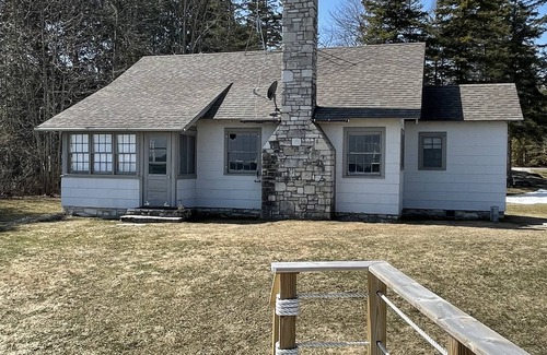 Rowleys Bay Cottage | Rogers Cottage on water front Rowley’s Bay