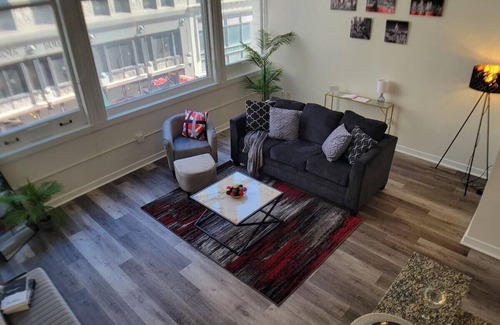 Wholesale District Apartment | Rojo Loft #4 FREE Parking +Conv & Lucas Skywalk
