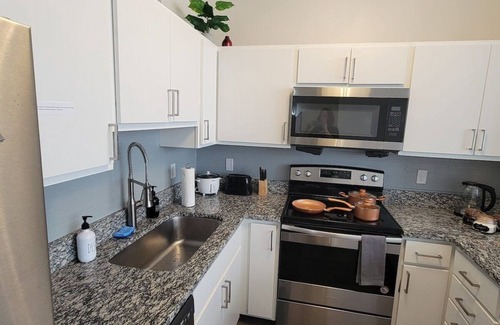 Wholesale District Apartment | Rojo Loft #4 FREE Parking +Conv & Lucas Skywalk