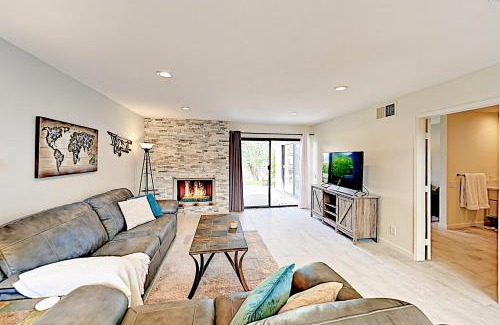 Palm Desert Apartment | Rolling Knoll Charm