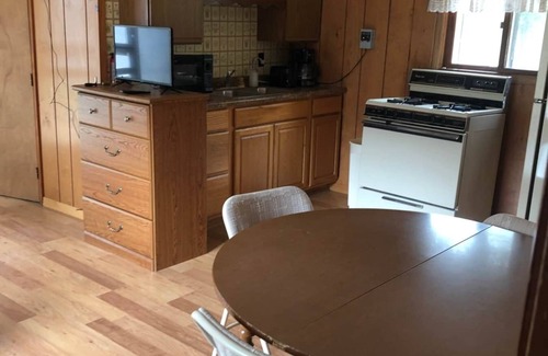 Ainsworth House | Rolling Stone Lakeside Cabin 2 East Shore Resort 2 Bedrooms