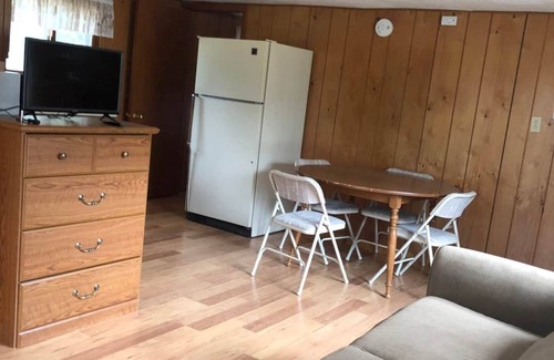 Ainsworth House | Rolling Stone Lakeside Cabin 2 East Shore Resort 2 Bedrooms