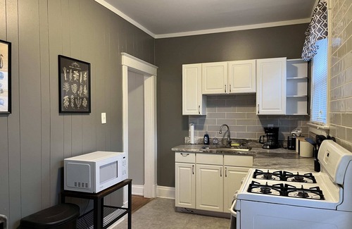 Norwood Apartment | Rolston 1, One Bedroom Unit near Xavier, Downtown