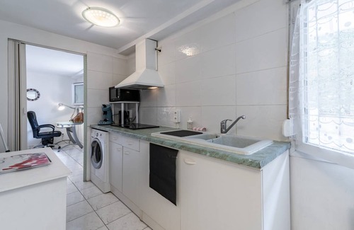 Purpan Apartment | Roman T3 RDC - Two Bedroom Apartment, Sleeps 4