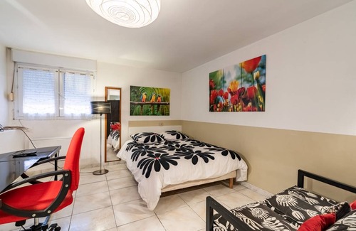Purpan Apartment | Roman T3 RDC - Two Bedroom Apartment, Sleeps 4