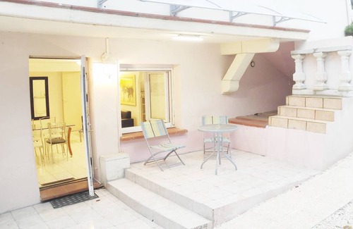 Purpan Apartment | Roman T3 RDC - Two Bedroom Apartment, Sleeps 4