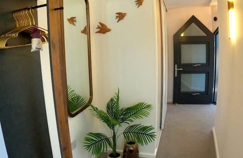 Camborne House | Romance - Stargazing - Hot tub & sauna!
