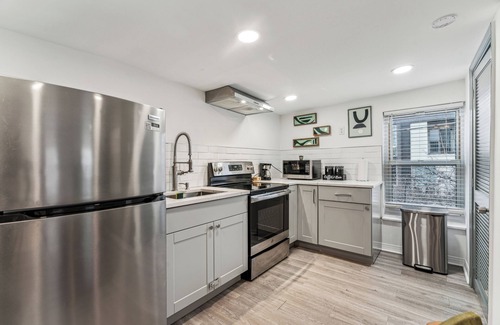 Kensington House | Romantic 1BD Suite with KING BED, Luxury Staycation