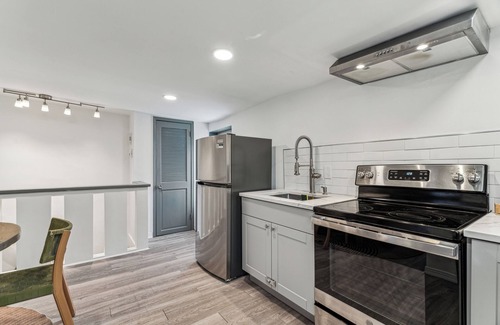 Kensington House | Romantic 1BD Suite with KING BED, Luxury Staycation