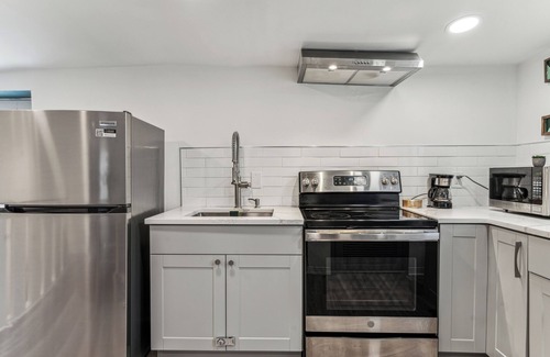 Kensington House | Romantic 1BD Suite with KING BED, Luxury Staycation