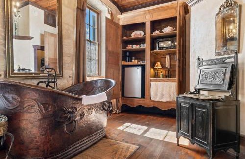 Fredericksburg Hotel | Romantic 1BR Suite on Main Street - Prime location