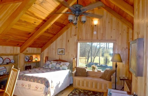 Bostic Cabin | Romantic 5* Luxury Creekside Cabin for 2 * 28 acres * Jacuzzi * Home Made Bread