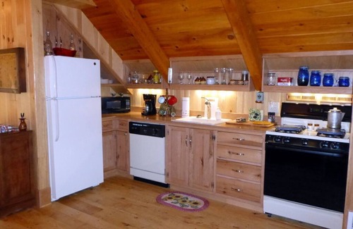 Bostic Cabin | Romantic 5* Luxury Creekside Cabin for 2 * 28 acres * Jacuzzi * Home Made Bread